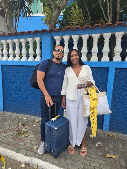 Passageiros com bagagem após a chegada