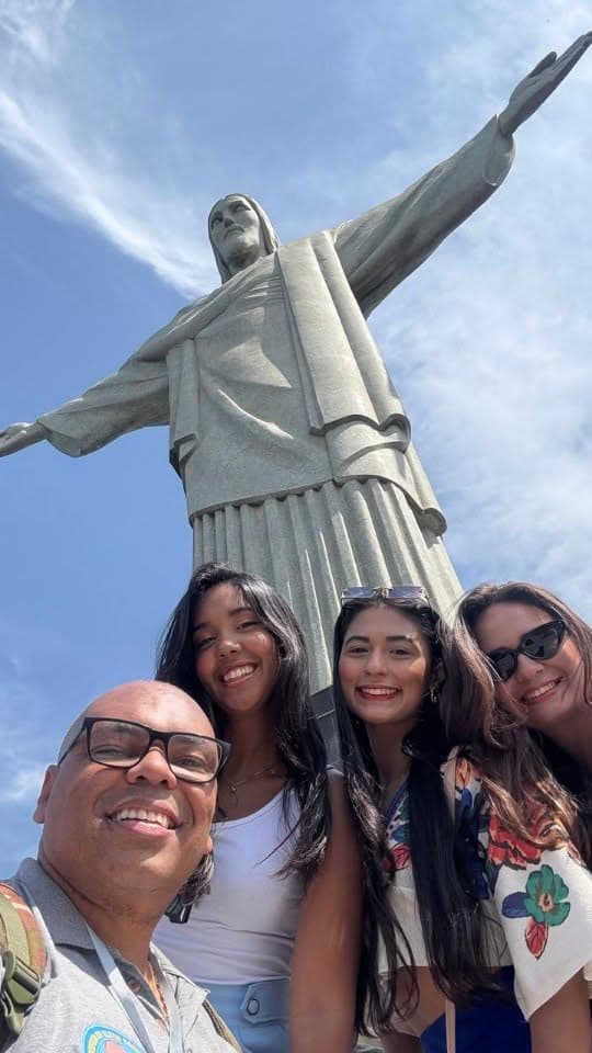 Elton e clientes durante um city tour no Rio