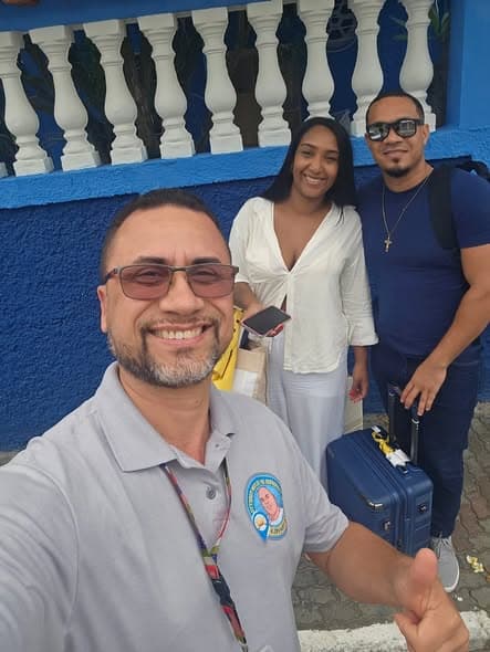 Equipe da Global Way Turismo com passageiros atendidos