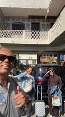 Elton com passageiras e bagagem ao lado do veículo
